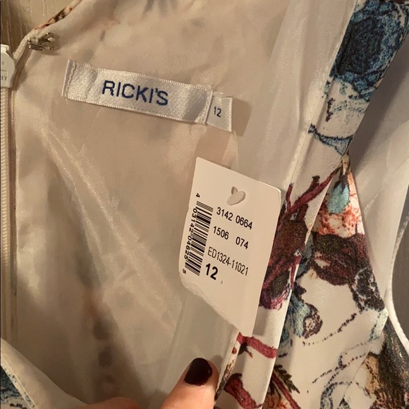 Dress - Picture 4 of 4